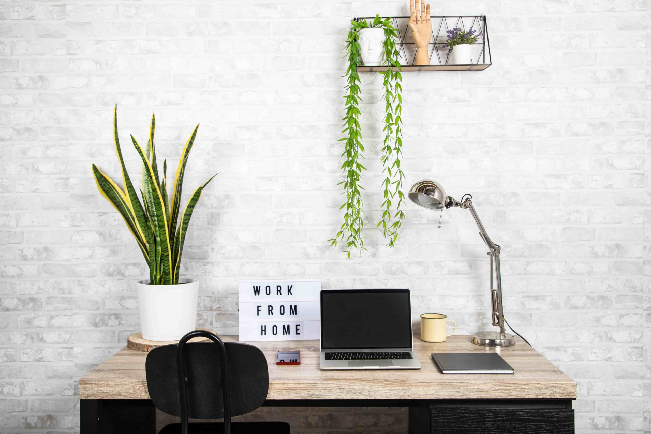 Explora consejos esenciales para el teletrabajo, incluyendo cómo configurar una oficina en casa eficiente y mantener el equilibrio laboral.